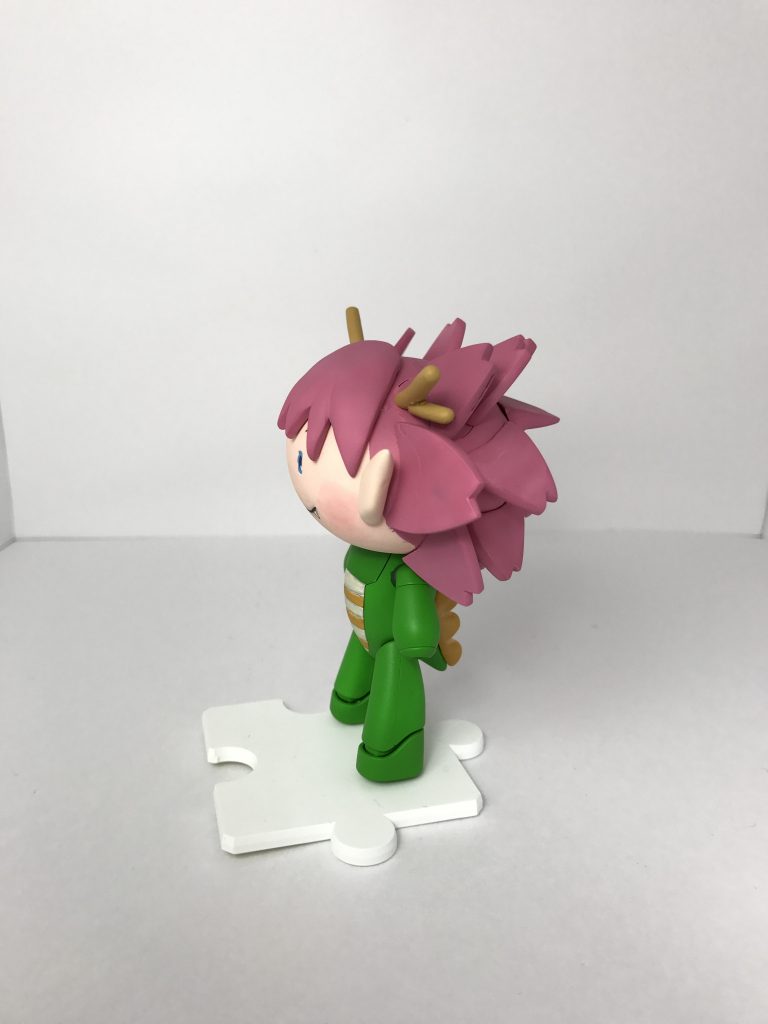 横から。
髪パーツは前髪と尖っている中央部、後頭部のパーツを別パーツにして製作。
耳パーツやツノ、シッポ、トゲ?、髪などはエポキシパテで製作しました。