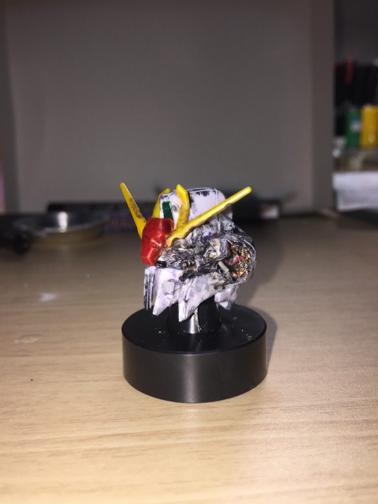 ウェザリング自体やらないにんげんなので、本格的？なダメージ加工というのはこれがはじめてだったりします。
中身の基盤は壊れた機械から本物の基盤を、ケーブルもそこから適当に拝借して埋め込めるように中身をくり抜いています。左のカメラアイに相当する金色は真鍮線を埋め込むことでそれっぽくなるようにしました。
1/100相当なので、実際のスケール感で考えてしまうとケーブルはどれだけ太いんだ？となるけど、そこは考え出すと終わらないのでご愛敬。