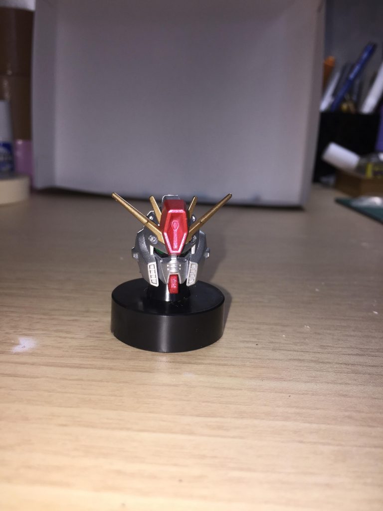 とっても銀！！感を出すためにスーパーシルバーとシャインシルバーを等量混ぜて、さらにホワイトシルバーを混ぜた色で全体を塗装。
赤部分はシャインシルバーとメタリックレッド
金色部分はレッドゴールドとシャインシルバーをそれぞれ混合して塗装しています。
私としては気に入った銀なので、何か銀色で塗装するときにはこの色を再度使いたいです。