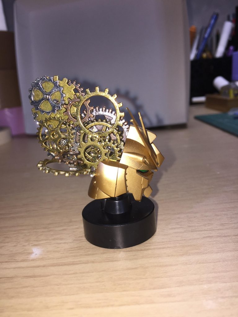 あの二人が死後出会う神がいるとすれば、それはもう人間の姿をした神ではないだろうと思い、お互いが最期に見た機械の姿をした神の形として作成。