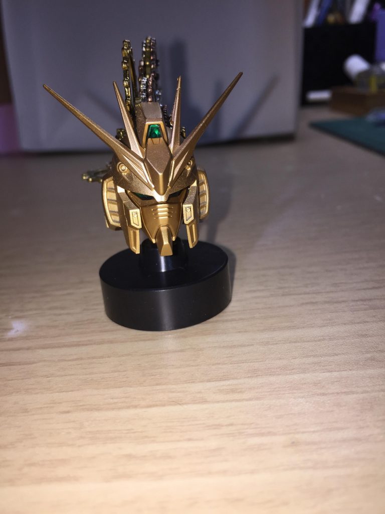 頭頂部センサーはガンマカで塗装、目はシールを使ってます。