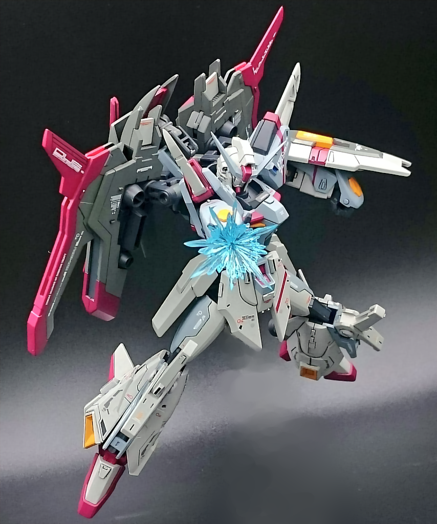 アクション1
ベースにしたデスティニーの武装は粗方使えるようになっています。
そのままだと水っぽい表現だったパルマはヤスリで成形して尖らせてみました。