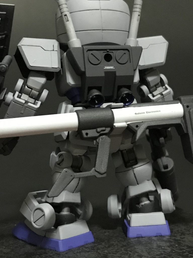 ランドセル、バズーカもHGUCガンダムの物を使用。バズーカはそのままでは長い為真ん中で切り詰めています。