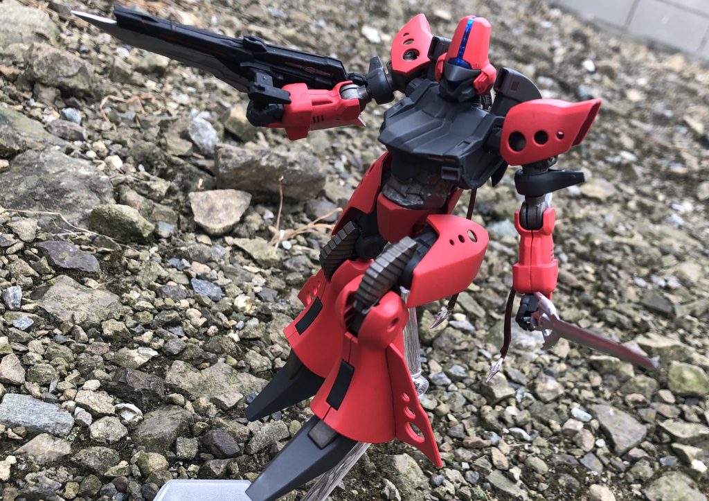 シバルリック・レイピア文字通り銀に輝く細剣。刀身をアビレイルでコーティングしているため、熱系の魔法を切り裂く事もできる。リンデン・シュヴァイカーに装着して持ち運びをしている。必要に応じて二刀流で用いるサイドアームのような立ち位置。