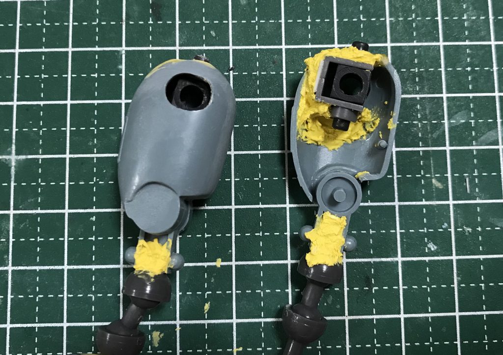 ハの字立ちが出来るように、股関節にスイング関節、足首にダブルボールジョイントを入れました。