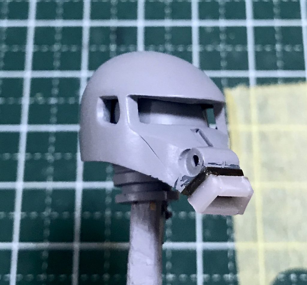 金型の劣化からか、キットの口の部分はかなり潰れていたので、プラ板で作り直し。モノアイはクリアパーツに。