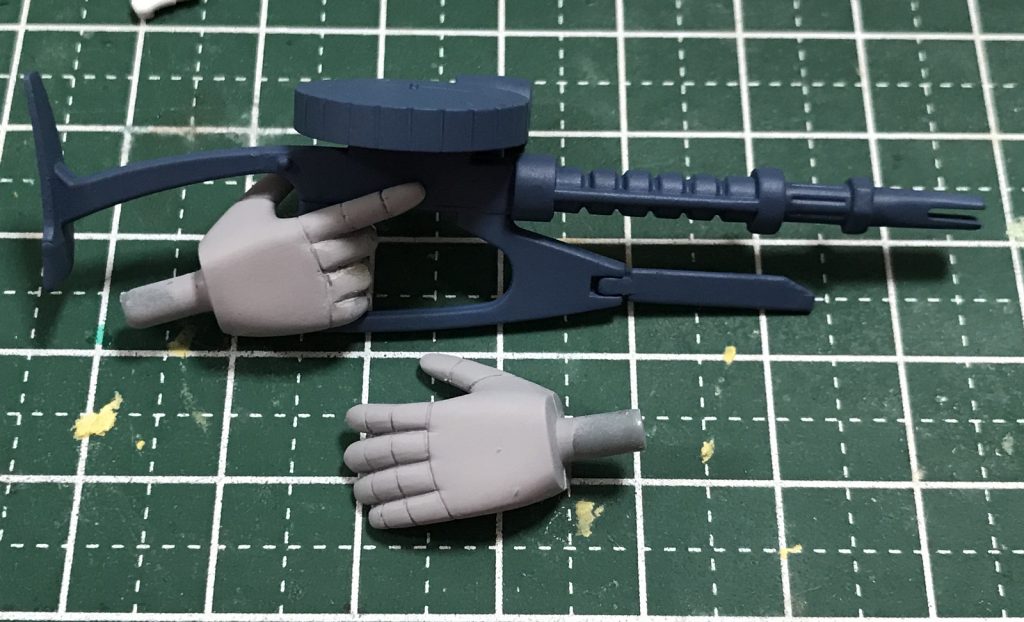 銃の持ち手は、平手を切り貼りして作りました。