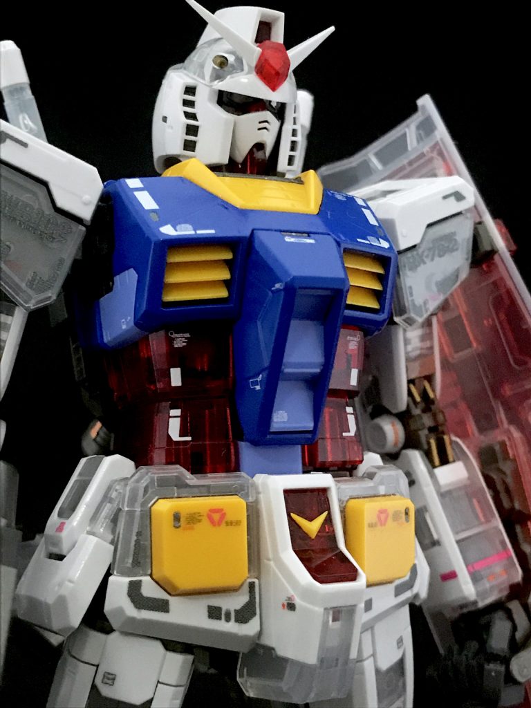 青い胸部分は破損してしまったので修正して塗っています。外す時に壊れやすい箇所ですね