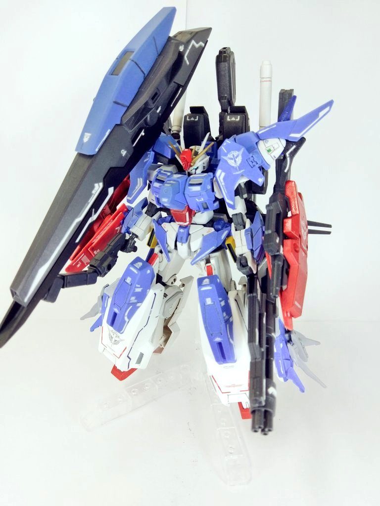 FA00ZZ(フルアーマーダブルオーダブルゼータ)です!デカールで情報量を増やしました。
改造していたらフルアーマー化させたくなってやっちゃいました。
セラヴィーガンダムシェヘラザード、ストライカージンクス、ハルートのパーツを追加装甲にしました。ハイパー・メガ・カノンとして使ってるのがまさしくハルートのそれです。