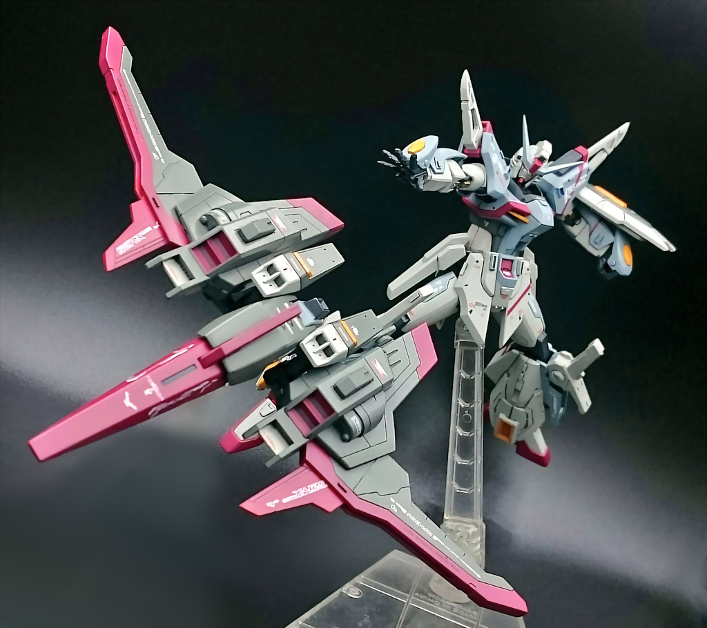 アクション3
バックパックは差し替え無しで変形して支援機になることが出来ます。
名称を考えるならファトゥムーζ(ゼータ)と言った感じになるかと思います。
両翼はビームブレードを展開できる設定です。