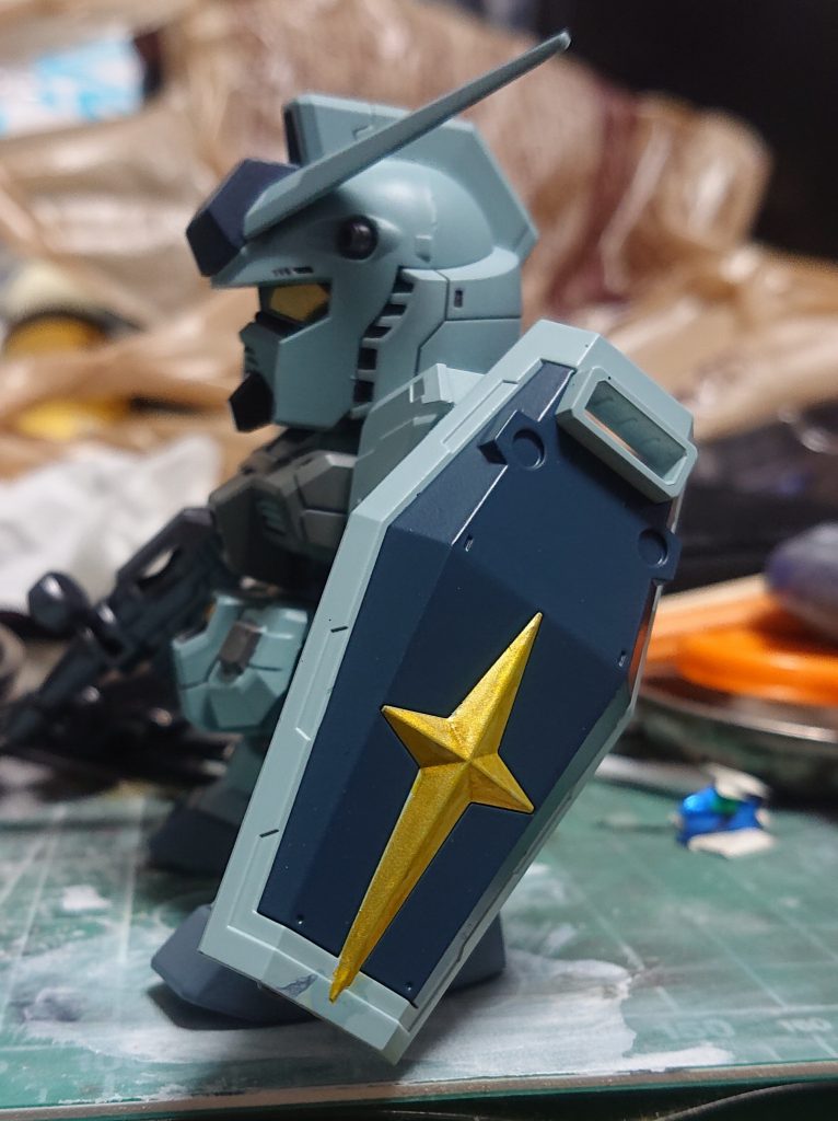 実は1度塗り直している盾。
トップコートこぼしたマットにパーツを置くのはやめよう。