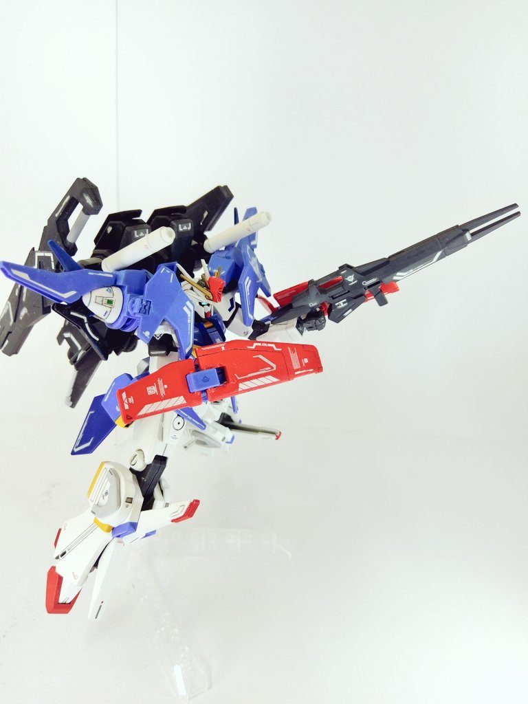 腰にマウントされた00スカイのビームライフルにダブル・キャノン使用時。
ダブル・キャノンはハイパービームサーベルとしても使えますが、持てないのでどうにかして持てるようにしようと思っています。
腕のウイングバインダーはシールドとして機能します。