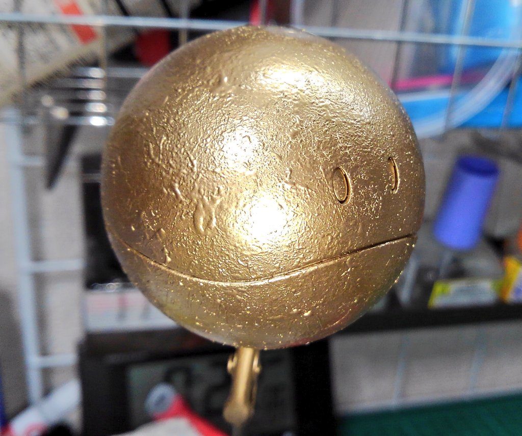 ブラックの塗料をラップ塗装の要領で叩いて凹凸を付け、ゴールドを吹いた所です。