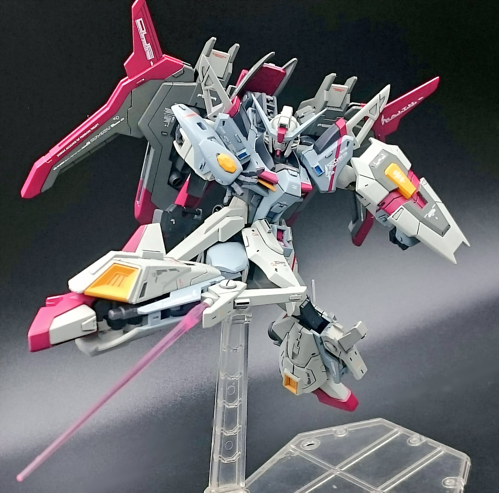 アクション2
脚部に丁度良い隙間があったのでボールデンアームズの3㎜軸を射し込んでサーベルを展開できるようにしました。
これで格闘の際不意討ちで切り結べるようになったと思います。