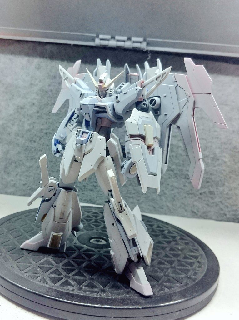 サフを噴いた段階です。
この時はカラーを決めかねていたので難航しました。