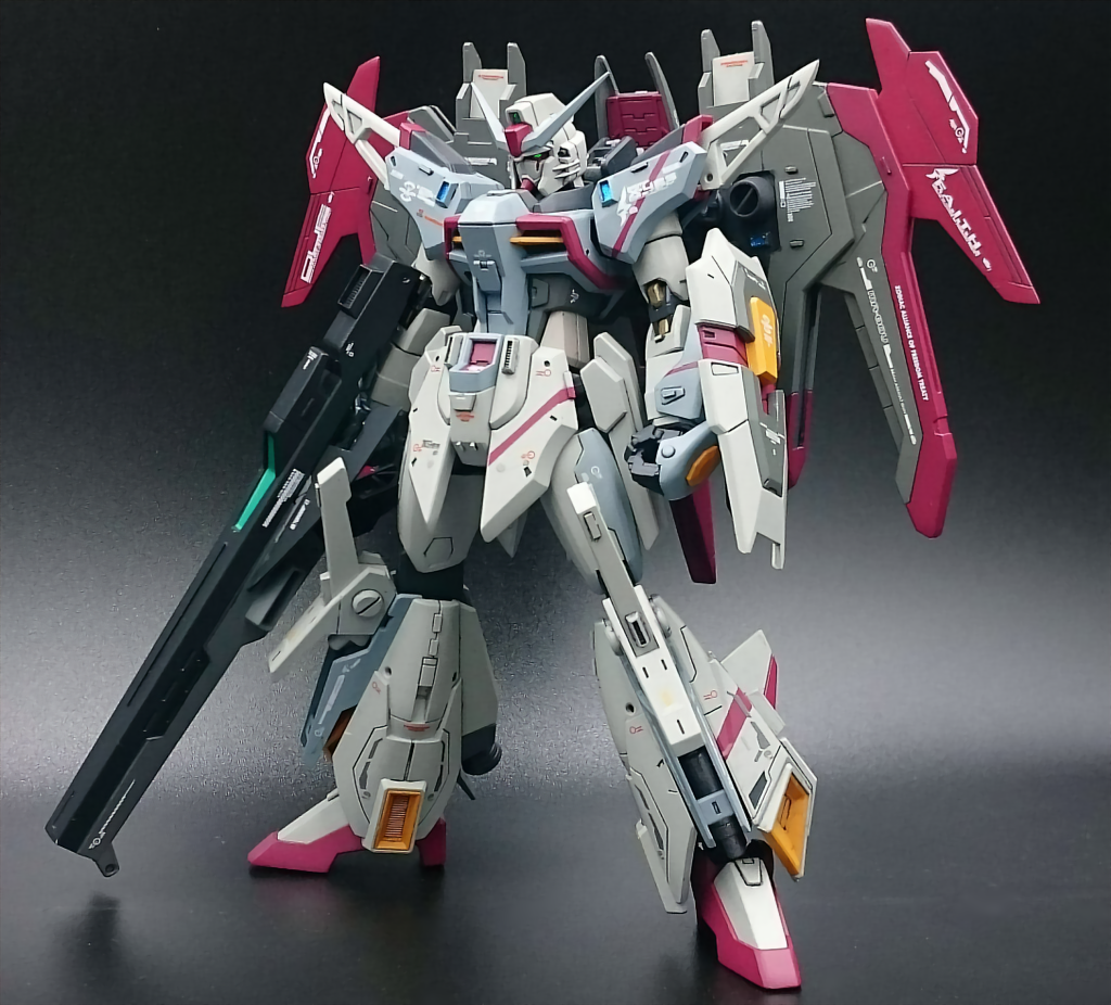 フロント
プロポーションは首を1㎜程延長、元々ある股関節の軸が下がるギミックを下がった状態で固定した以外は特に弄りませんでした。
脚部はライトニングΖとトライバーニングの太もも部分、ウイングゼロ炎の足を組み合わせています。