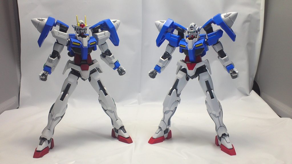 以前作ったダブルオーガンダムと。（アンテナは紛失しました。）
部分塗装を行っていなくても、大満足している時があったんだな・・・。