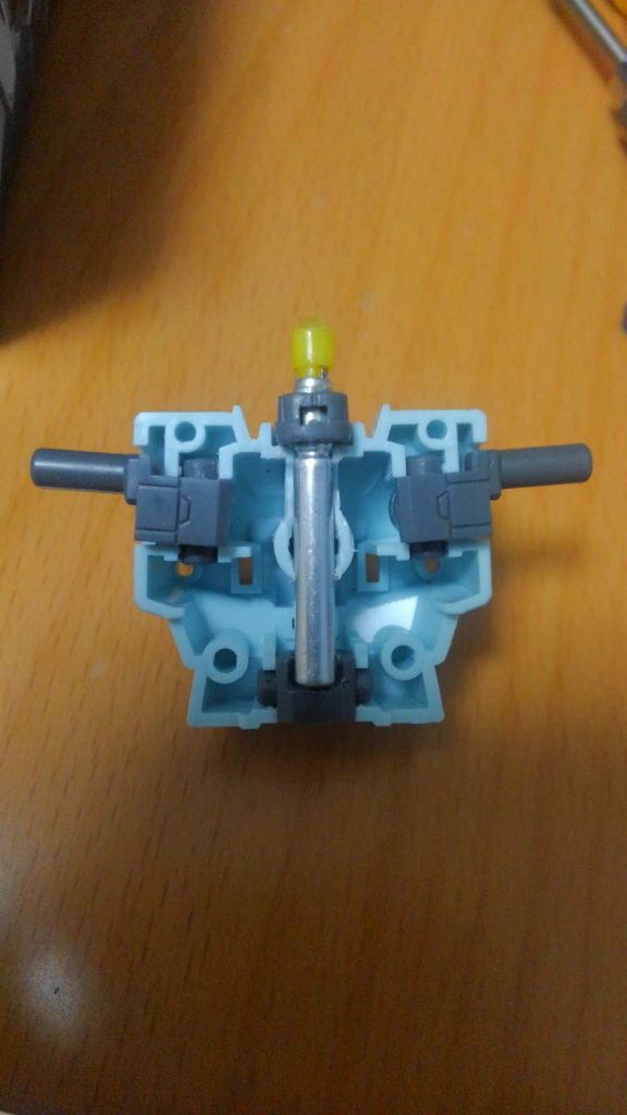 ミライト君、胴体を縦断。
元の軸よりもわずかに細いので、頭部側を瞬着で狭めてます。
腰の軸ははここまで短くしても安定するんですよね。