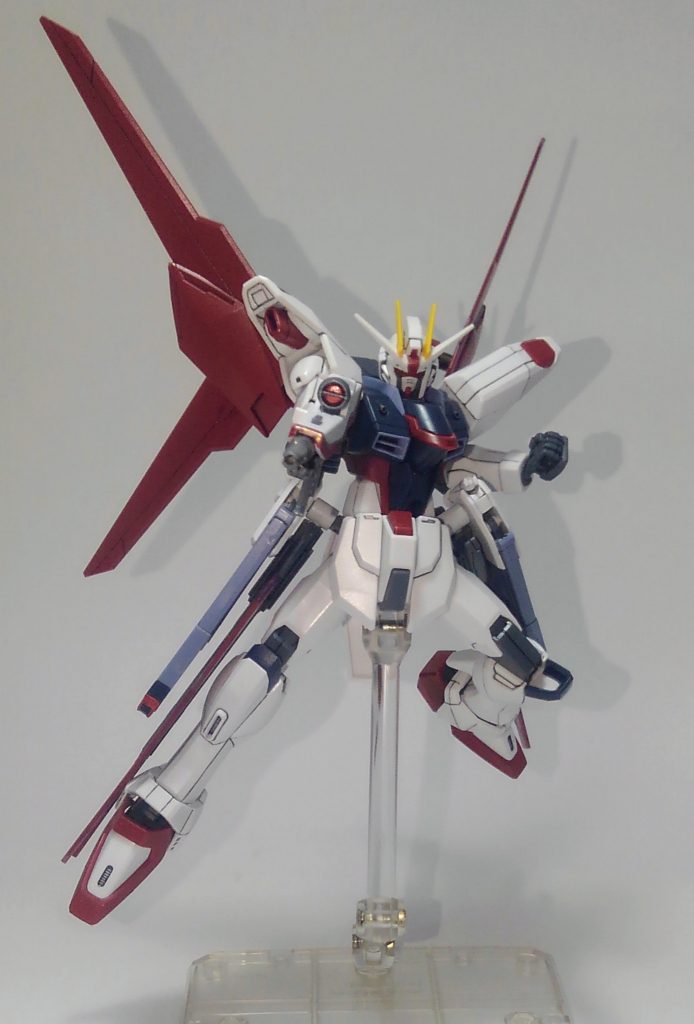 というわけで、HGCEフリーダムをベースに羽根を減らして、でも火力補助になるものを加えてみました。メインのウィングは濃い色(ダークブルー？)の部分を省き、それっぽく加工。レールガンの砲身は折り畳み部分を一つ減らしました。サイドアーマーの間にジャンクのジョイントパーツを噛ませ新たにバインダーを取り付けました。カラーはダークレッドだかなんだかのスプレーですｗ