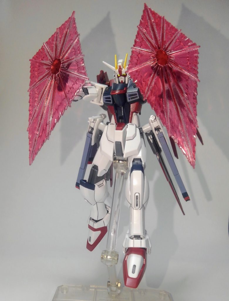 ダハックからヒントを得た掌シールド。昔作ったHGのデスティニーとレジェンドのものをかっぱらいました。真ん中はシールの回りの銀の所を赤くしたのを貼った手抜きｗあとはクリアーレッドで塗ってビルドナックルの平手の可動軸の隙間に上手く刺さりました。