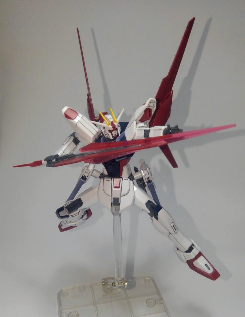 切り札です。バインダーはHGBCバインダーガンとフリーダムの使わなかったウィングをそれっぽく加工してはっつけました。それにビームサーベル基部をグリップとして取り付けてなおかつ、トランザムライザーのGNソード2用のビームサーベルを挟み込んで刺突力を上げてます。さりげにHGBC忍パルスビームスの小さいビームエフェクトもサーベル基部に付けています。