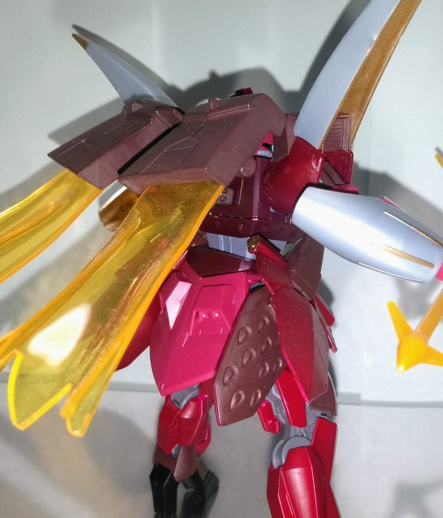 腰部ファンネルコンテナ
肩アーマーにもミノフスキー粒子発生器がありスラスターになっている