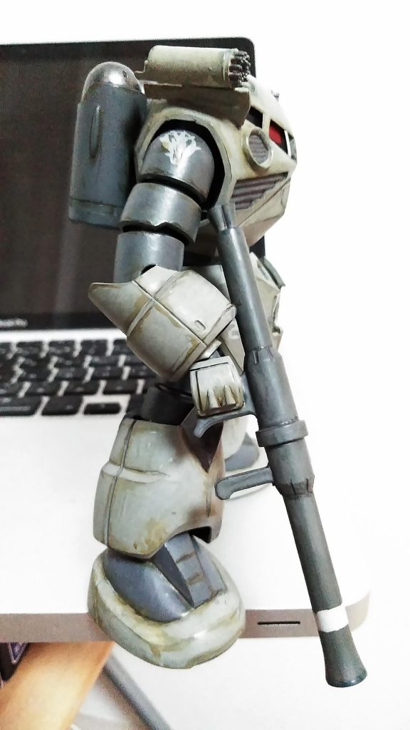 旧キットの武器セットからザクバズーカを持ってきました。
ズゴックに持たすと細っこくて迫力ありませんが、そこがまた携行武器っぽくて良いかなあと。