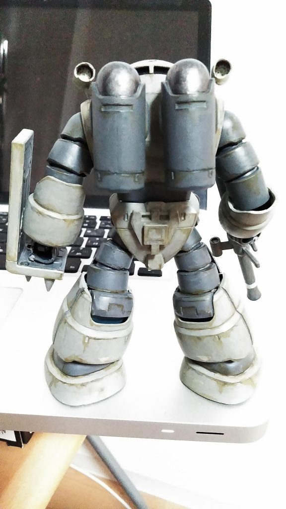 腰裏だけジャンクパーツでちょっぴりデコりました。
手首はダンボール戦機キットのものです。なので後ろから見るとスッカスカ(・∀・)