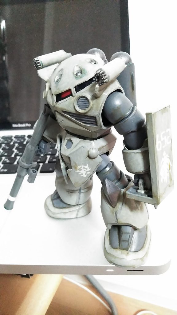 両肩のミサイルランチャーは戦闘ヘリのプラモから持ってきました。
旧ソ連が使っていたハインドっていうヘリコプターです。
いやね、きちんと作って飾ってあったんですが、落下して破損してしまいましてねえ…
今後は部品取りに活用していこうかなと。