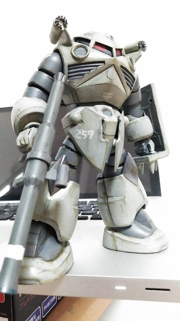 おもな塗り分けはRLM02グレーと、RLM74グレーグリーン。
バズーカは軍艦色(日本海軍用)ですがグレーグリーンとほぼ見分けつかんすな(・∀・)
ツインアイの赤を強調したかったんであからさまな差し色はナシにしました。