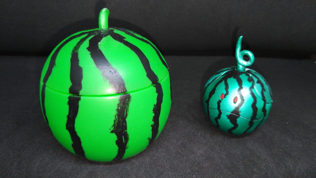 大きいすいかはアイスの容器に模様と艶消しをして作りました。