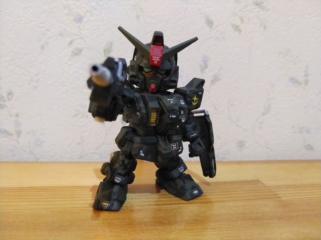 射撃ポーズ。武器は100㎜マシンガンと陸戦シールドしかないので180㎜キャノンが欲しいですね