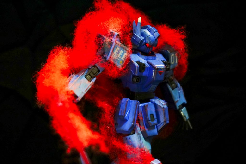 両サイドから
本体に手を入れた部分としては、ランナーを使って胴体少し延長、足首にランナー製のパイプを入れてます。
あとゴーグル部分にはホイルシールを若干クシャらせて入れてます。