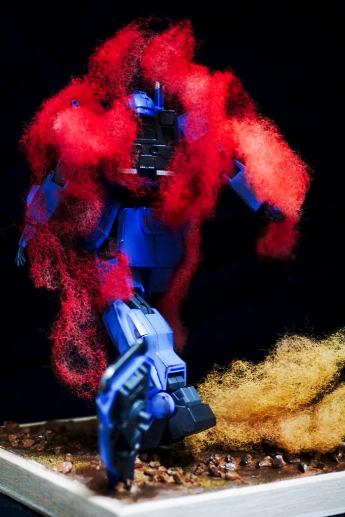 バックショット
ボディ各所にエナメル塗料の赤を擦り付けてエグザム感を出してみたつもり