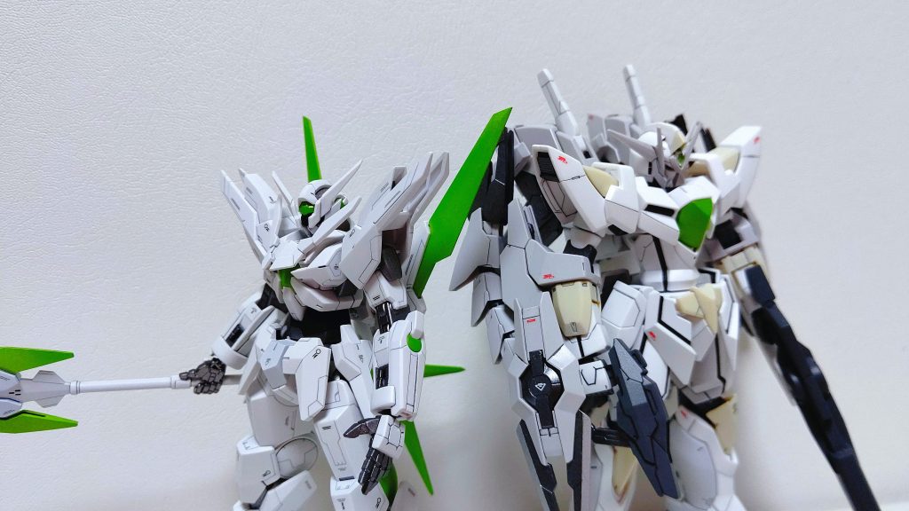 タブルオー系のリバーシブルと!
カラーパターンも似ていて何だか後継機っぽいです!純白の機体いいですね♥️