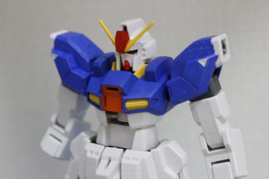 肩部はジェノアスカスタムを使用。
頭部はスクランブルのヘルメットにAGE1の顔とセラヴィーのアンテナ中央の六角形、アンテナトリスタンの余剰パーツで構成されてます。