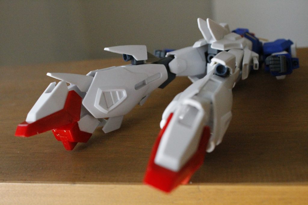 膝パーツ
一部パーツを省略したスクランブルの脚に穴を開けて3mm穴を埋め込み、百里とスクランブルとキャンペーンのジョイントパーツで作ったパーツを挿し込んでいます。変形時に180度回転して内蔵されたスラスターがしっかり後方へ向くようになっています。
個人的に気に入っている部分です。