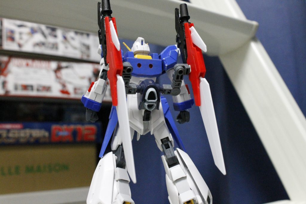 バインダーは背部からではなく腰に接着したストフリのパーツからアーム越しに接続しています。
ここはサバーニャやハルートを参考にしています。