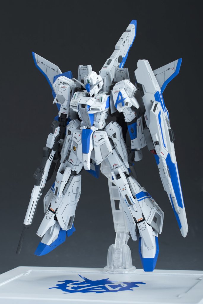 専用のスタンドも製作。
アクションベース3を使ってます。
ユニコーンのマークはマスキングして塗りました。
塗装に関してはこいつが最難関だったかも………