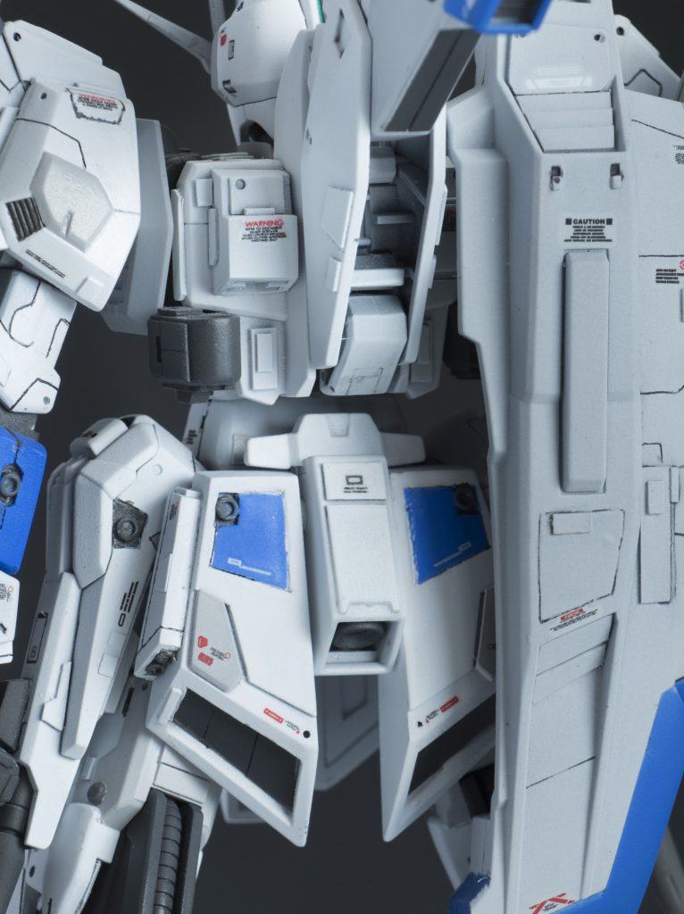 リアアーマーはニューガンダムとデルタプラスを足して2で割った感じになるようにスクラッチ。
背中もフライングアーマーとの隙間が大きかったので、補助スラスター的なものを追加して密度を上げてみました。
スタビライザーはキットをベースにプラ板で形状変更しました。