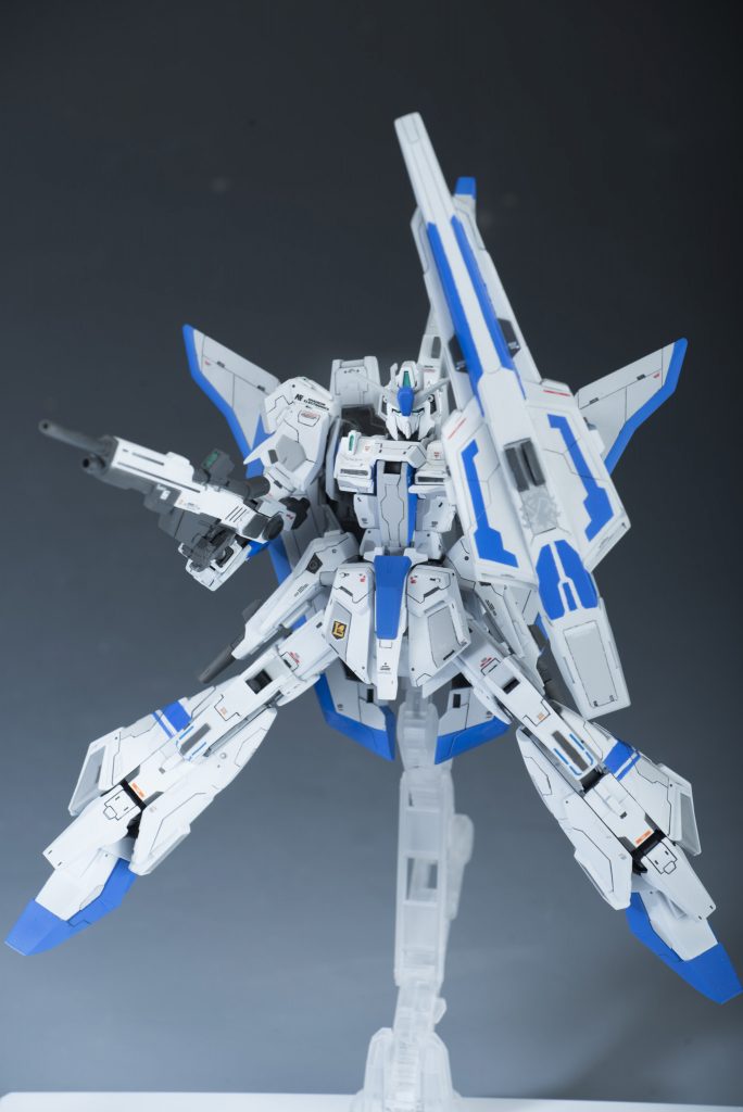 シールドを構えて………
シールドがでかいのでダブルオー（セブンソード/ｇ）っぽく見えます（笑）