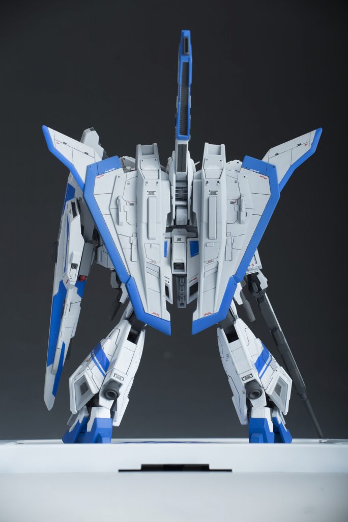 後ろ
フライングアーマーはRGを参考にパネルラインを追加して、プラ板でディティールアップしてます。