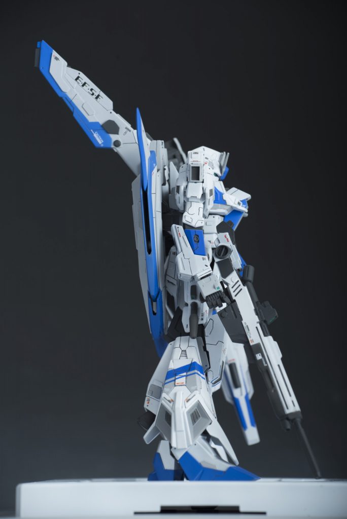 左右から
つま先は白色の部分の比率を変えてスマートな感じにしました。
ハンドパーツはバンダイが出してるMSハンドを使用していますが………最近、どこ行っても売ってなくて困ってます（苦笑）
脚部はライトニングゼータを使用してます。