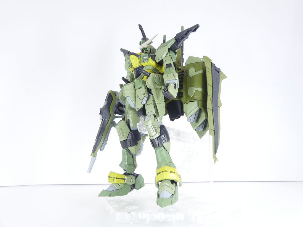 ロ「･･･と、言うことで完成だ。まずはリアリスティックデカールなしの状態をご覧頂こう。

RGフリーダムを腰のために分解することとなったので･･･せっかくならもう一個改造したいと思い、後頭部を加工した上でフリーダムに付け替えている。
AMSジョイントは関係の無い場所なので意外とはまったな。
平手はあの*「オーブ脱出時のフリーダムとの手つなぎ」*を再現するため右手しか付属しない（可動手で補う）ので、こちらも左手用をフリーダムから流用している。なお甲のパーツは共通だ。

なお、写真ではアクションベース５を使用しているものの･･･RGの腰接続スタンド用ジョイントはアクションベース１・２・３に対応している。
写真は無理矢理はめている状態だ。ご容赦願いたい」