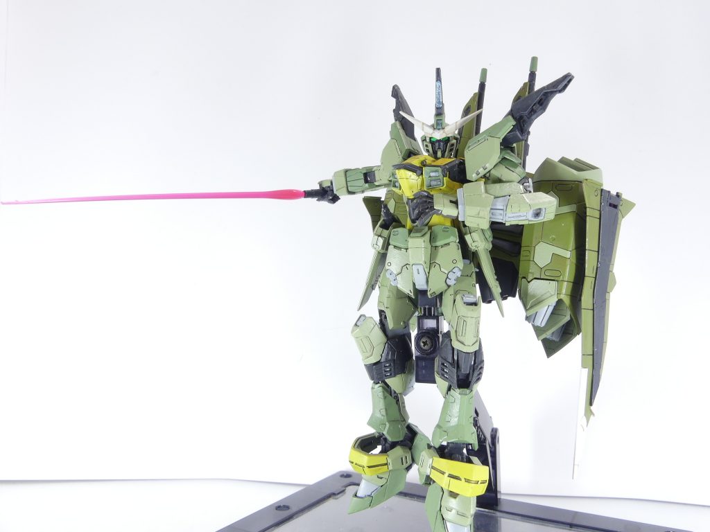 ロ「しかし、なんというか･･･想定はしていたのだが･･･
AMSジョイントが背負ったファトゥムの重さに負けてしまう。シールドはジョイントだけでは支えきれず、安定させるには可動手で持たせなければならない･･･なかなかに扱いづらい部分があるのも事実、であるが･･･

･･･配色変更だけでもまるでプロモデラーになったよう、だろう？
今回は後のザクウォーリアや現実の戦車などをイメージした緑系の塗装でまとめたが、なかなかに似合っているように思う。
塗装だけでがらりと印象が変わる物なのかもしれん」

*カラーレシピ*（特記無しの場合Mr.カラー）：
Aランナー（濃いピンク）：BS283エアクラフト・グレイグリーン
Aランナー（黒）：FS33481クロメイト　イエロープライマー
Aランナー（黄色）：ガンダムカラーMSホワイト
Cランナー（薄いピンク）：ガイアカラー　ライトグリーン（１）
Dランナー（白）：ジャーマングレー
Eランナー（装甲内側など）：明灰白色
Fランナー（ファトゥム部分）：FS34151ジンク・クロメイトタイプ１
※ABS部分は塗装無し。3000番ヤスリでやすったのみ

スミ入れ・ウォッシング：ウェザリングカラー　マルチブラック・グレイッシュブラウン