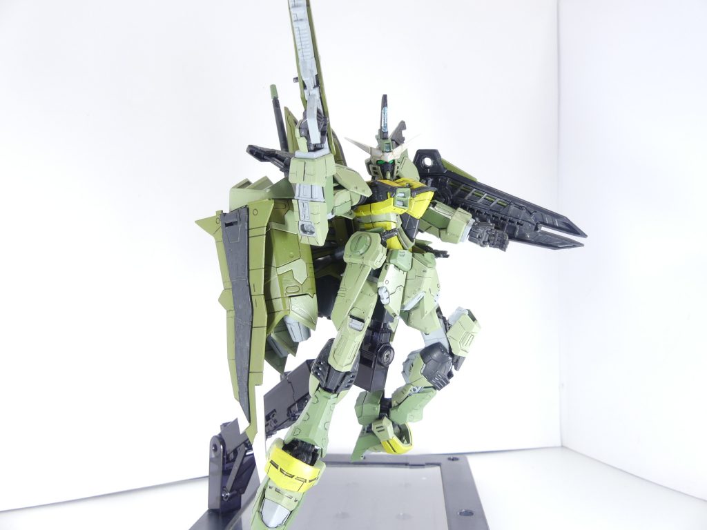 ロ「腕・足など各関節はスライドして可動する。破損には十分注意しよう。
さて勿論、このままでも良いのだが･･･筆者、忘れてはいまいか。
RGにはもう一つ特徴があったな」