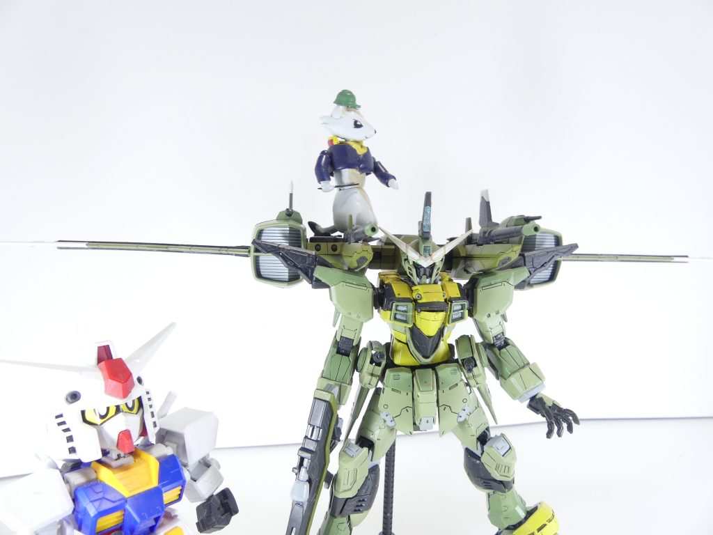 ロ「（機体仕様を戻して）展開したリフターの大きさが伝わるだろうか。

･･･さて、「つくろう！RG」、これで一応終了である。今回のような貴重な機会をくれたGUNSTA管理人様には感謝。
最後に。*「HGのお兄さん」*は年々進歩している。今回はキット自体の弱点についても多く話してはいるが、そういった部分はシリーズが進むごとに徐々に改善され、今では多くのガンプラファンに大好評を得ている。
*「現実」との戦いは日進月歩なのだ*。
何よりも、「作る」ことが大事である。･･･
本日は解散！」