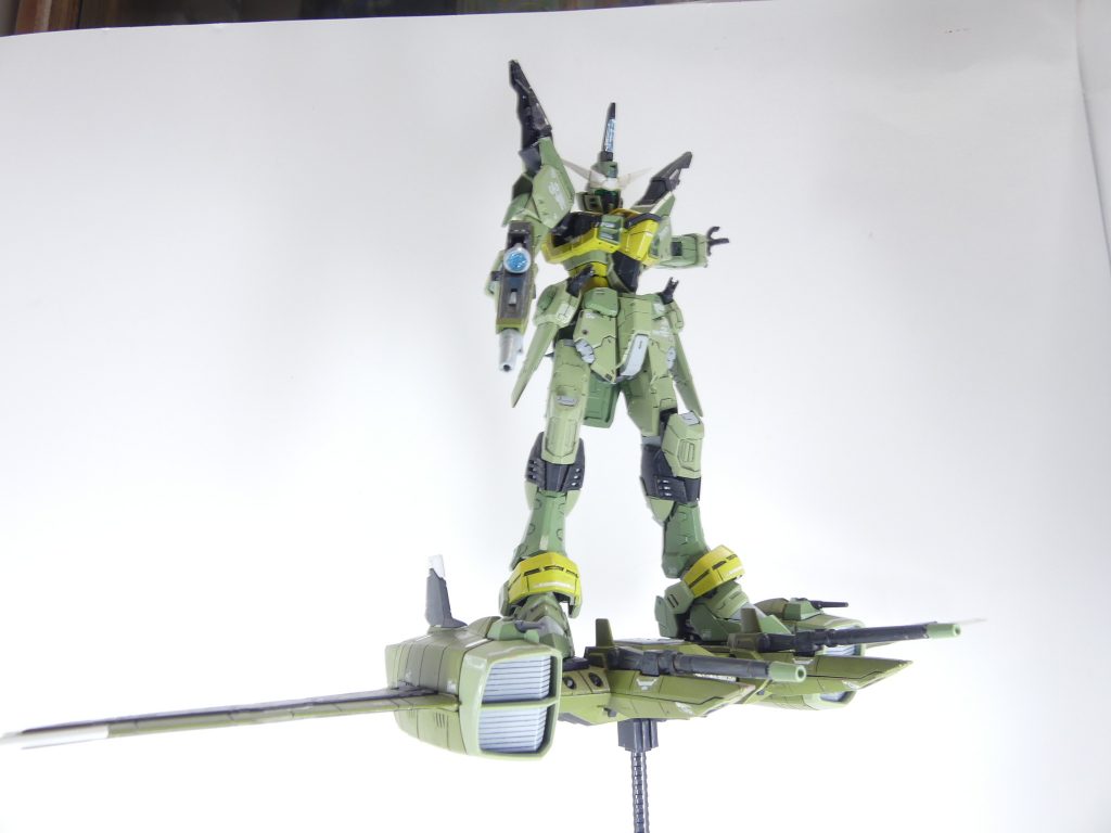 ロ「ファトゥムをリフターのように使ったり、機体に直接展開させたり。好きなように使ってみよう。
なお、腰接続ジョイントを経て地面に接地できる専用支柱も付属する。リフター展開状態で立たせて飾ることも可能だ。
ジャスティス本体には足の裏に開いた穴で固定する」