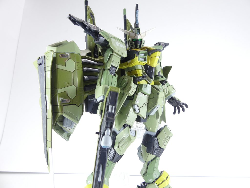 ロ「今回はどちらかというときっちり貼って完成だ。シール無しの状態と比べてみよう。

クリアパーツはパッケージなどだと青くなっているが本キットでは青くするようにできていない。今回はミニデモネイルで薄く色を付けている。
また、配色を変えた関係で目立たない部分のシール、「浮く」と感じた金属表現部分の一部は貼り付けていない」