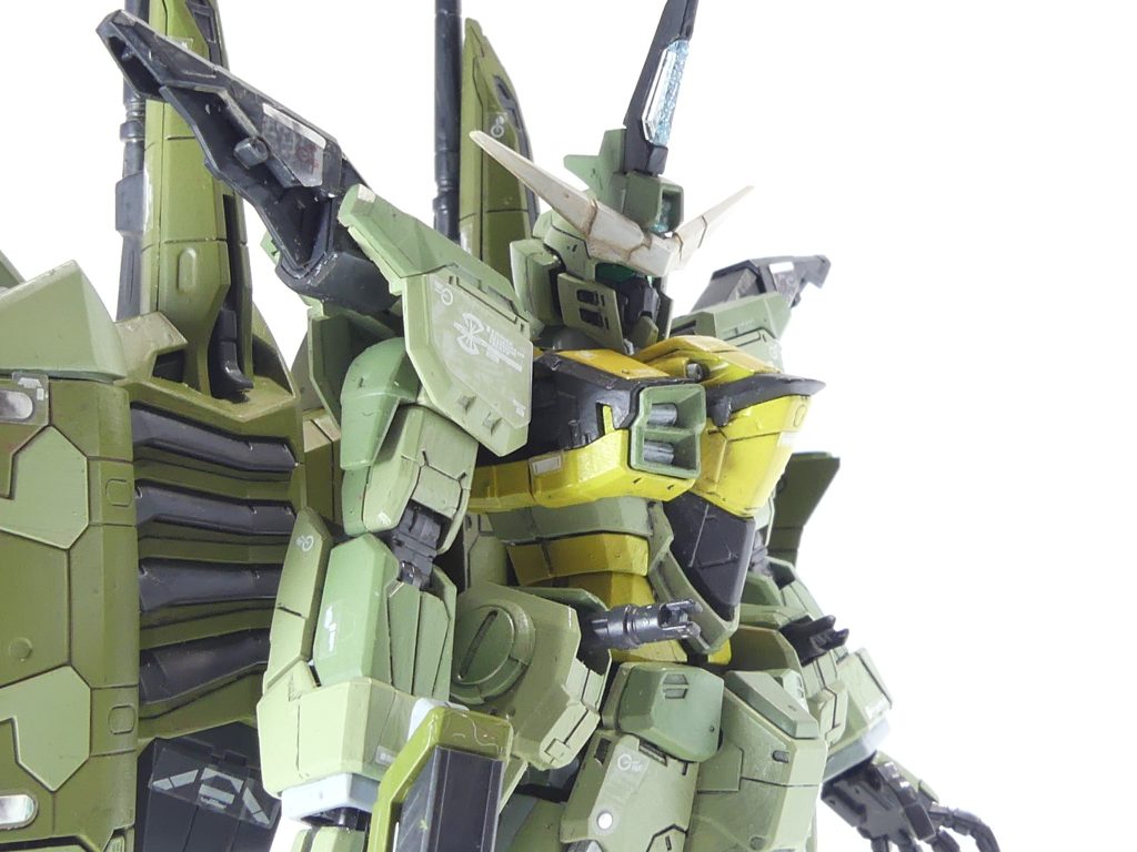 ロ「上半身を寄って。
前編でも話したが、カメラアイは緑部分をリアリスティックデカール、黒部分はつや消しブラックで塗装しているぞ。
フリーダムの後頭部、意外にはまっているかな」